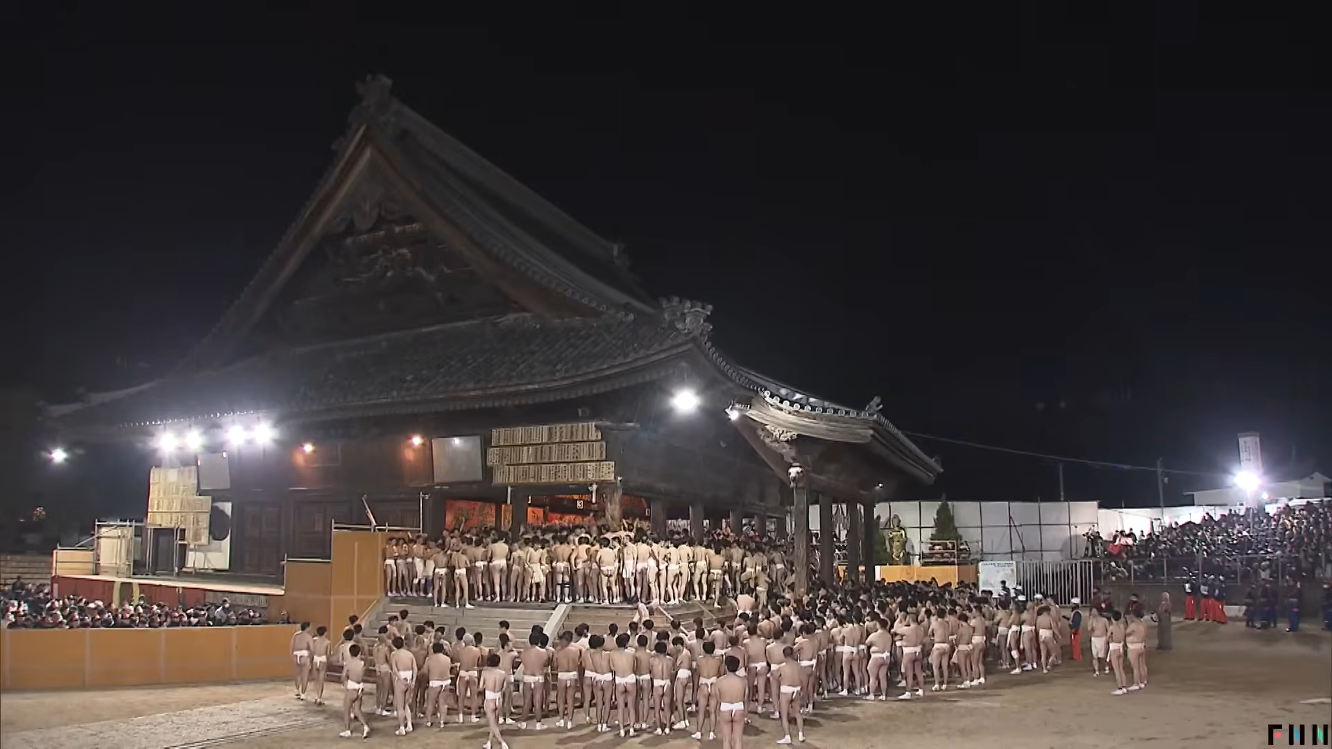 ▲日本「裸男祭」驚傳踩踏！6人送醫「3人昏迷無意識」 上萬人搶寶木失控（圖／翻攝自YouTube／FNNプライムオンライン）